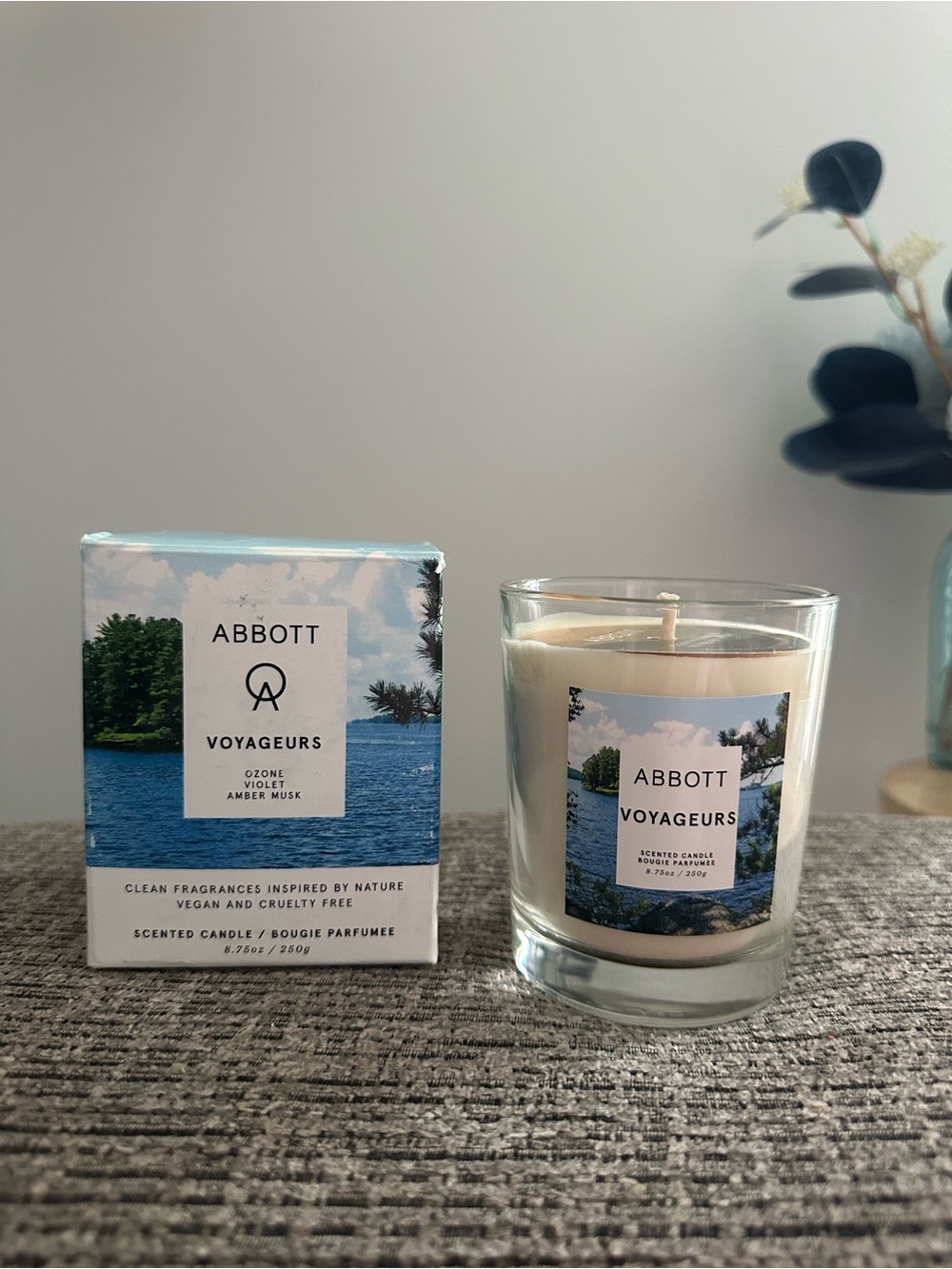 Abbott - New in Box - Voyageurs Ozone Violet Amber Musk Scented Candle - Cream